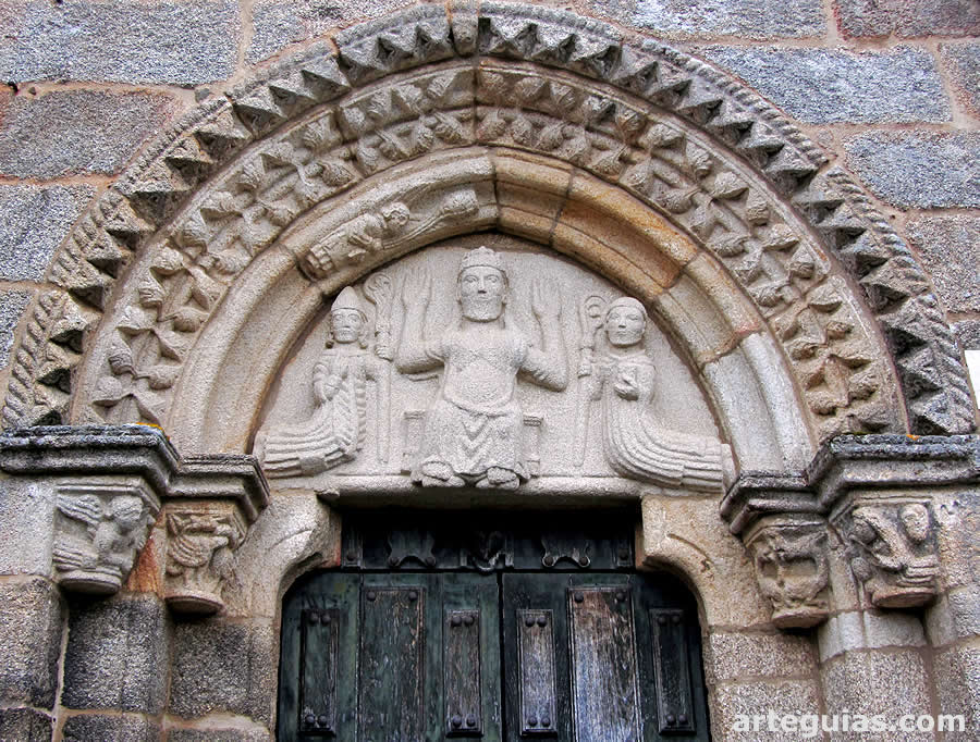 Puerta oeste de la iglesia de San Nicolás de Cines