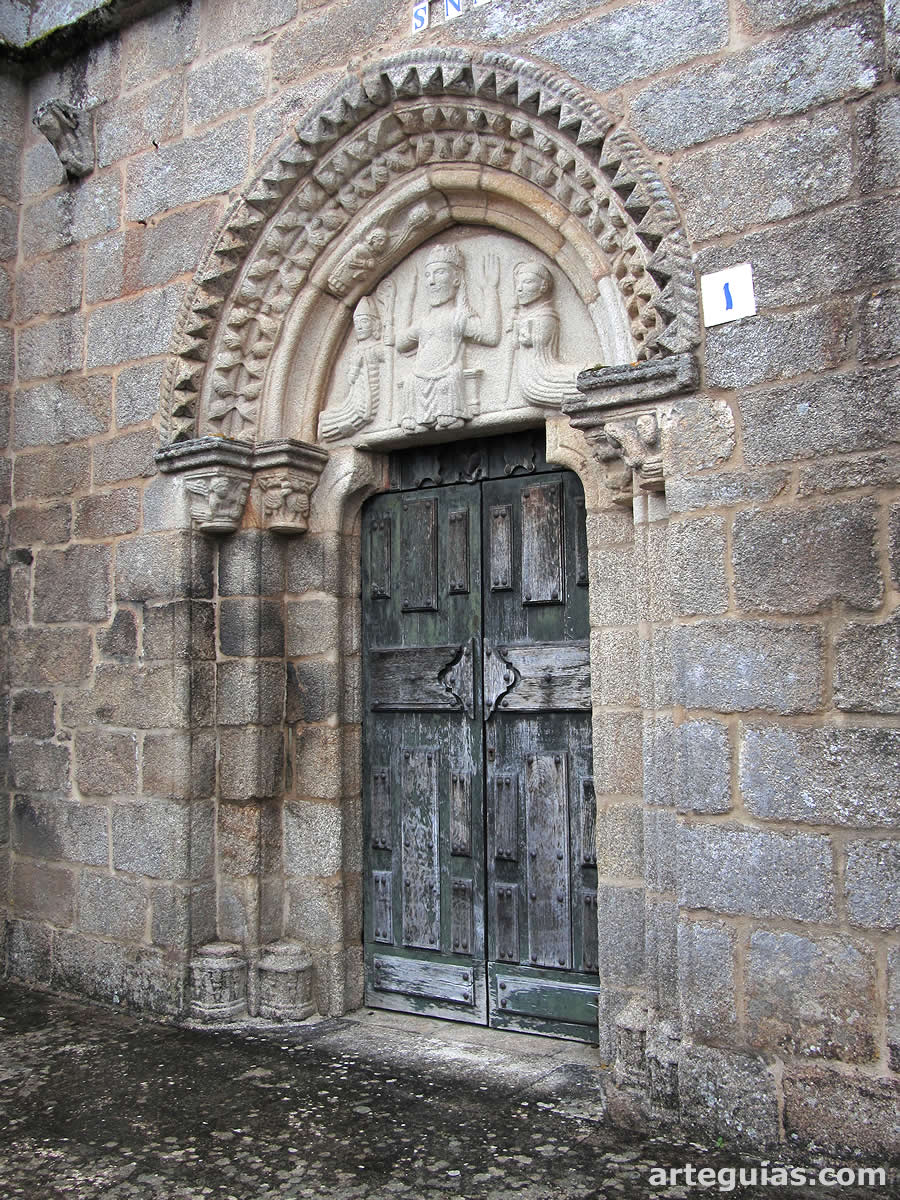 Monasterio de San Miguel de Cines: puerta oeste