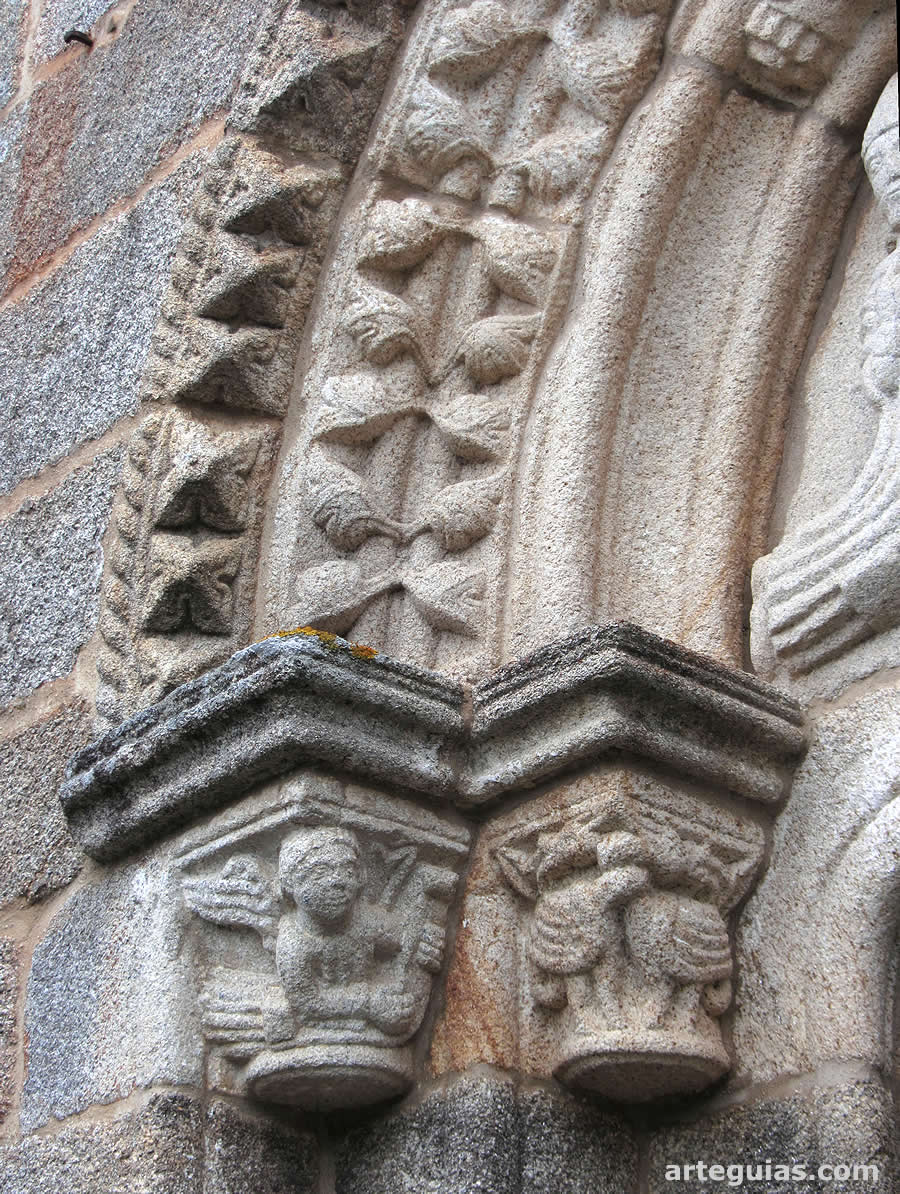 Detalle de capiteles y arquivoltas de la puerta oeste