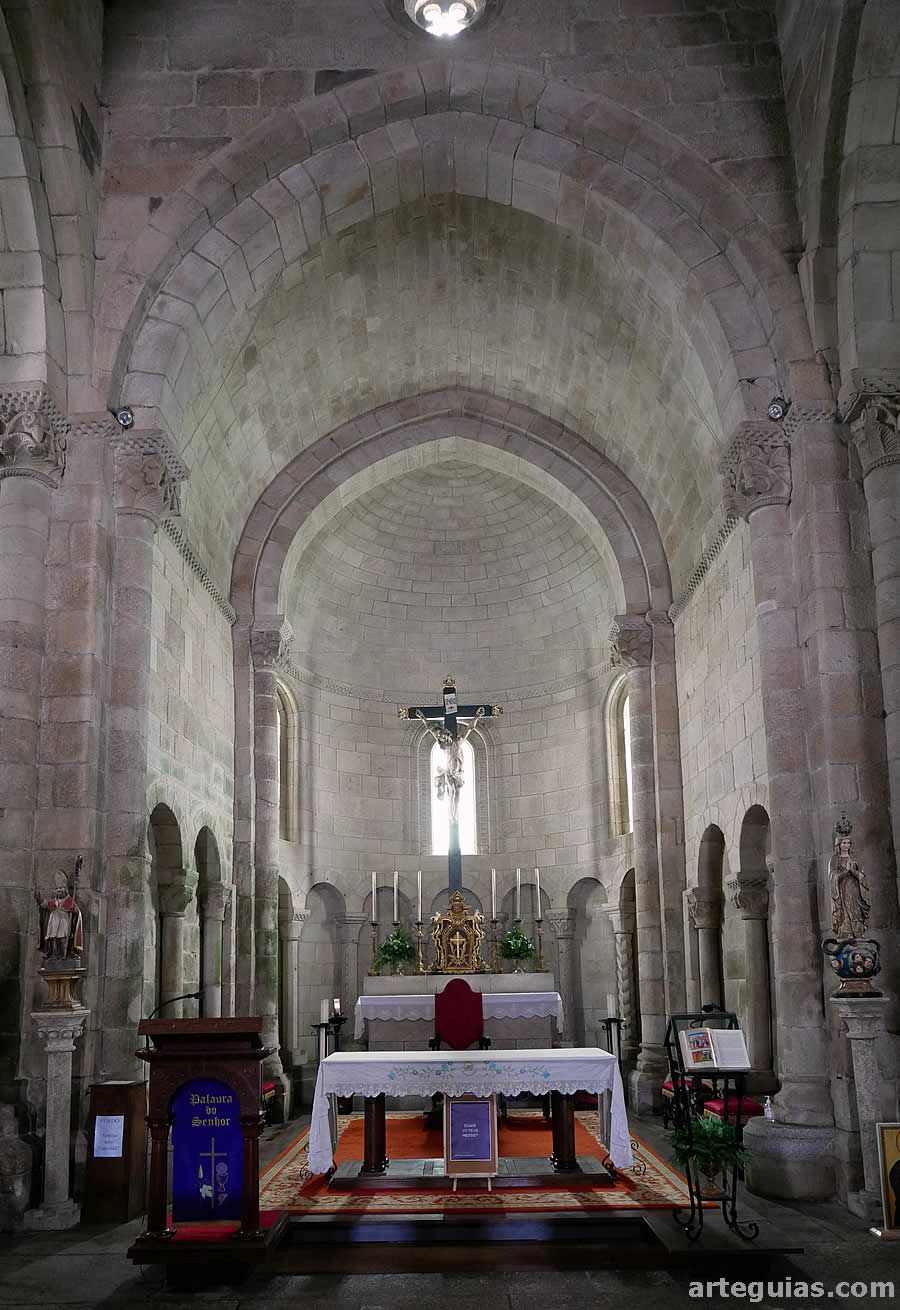 Interior del &aacute;bside principal