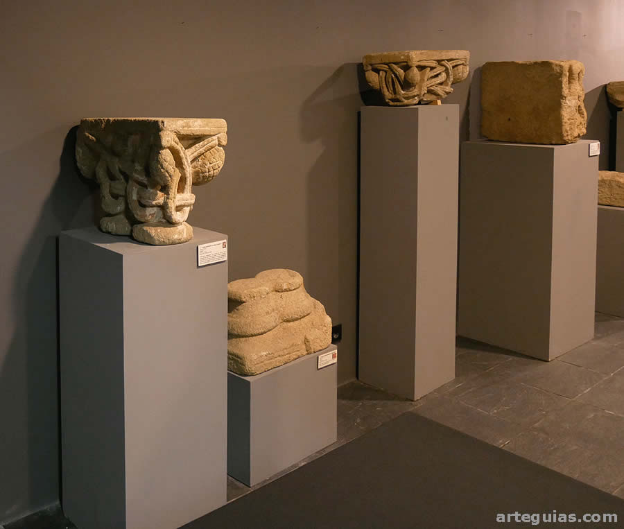 En el museo hay capiteles, basas, fustes, canecillos, etc.