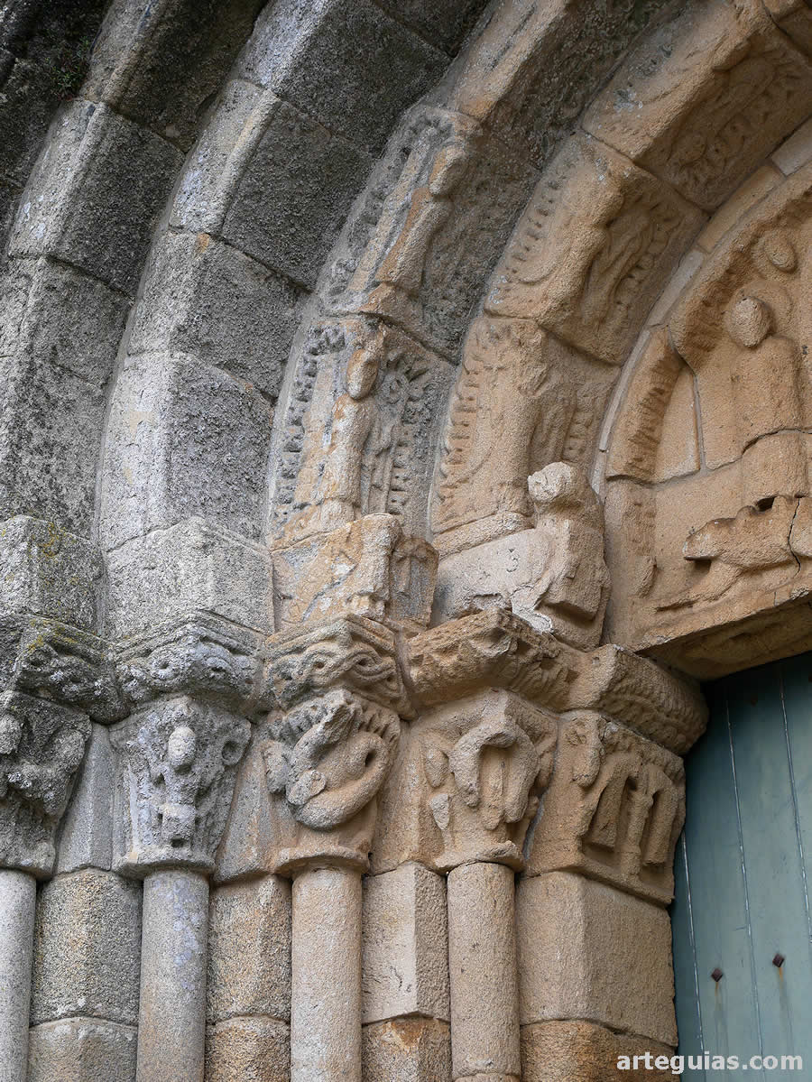 Detalles de arquivoltas y columnas de la portada occidental