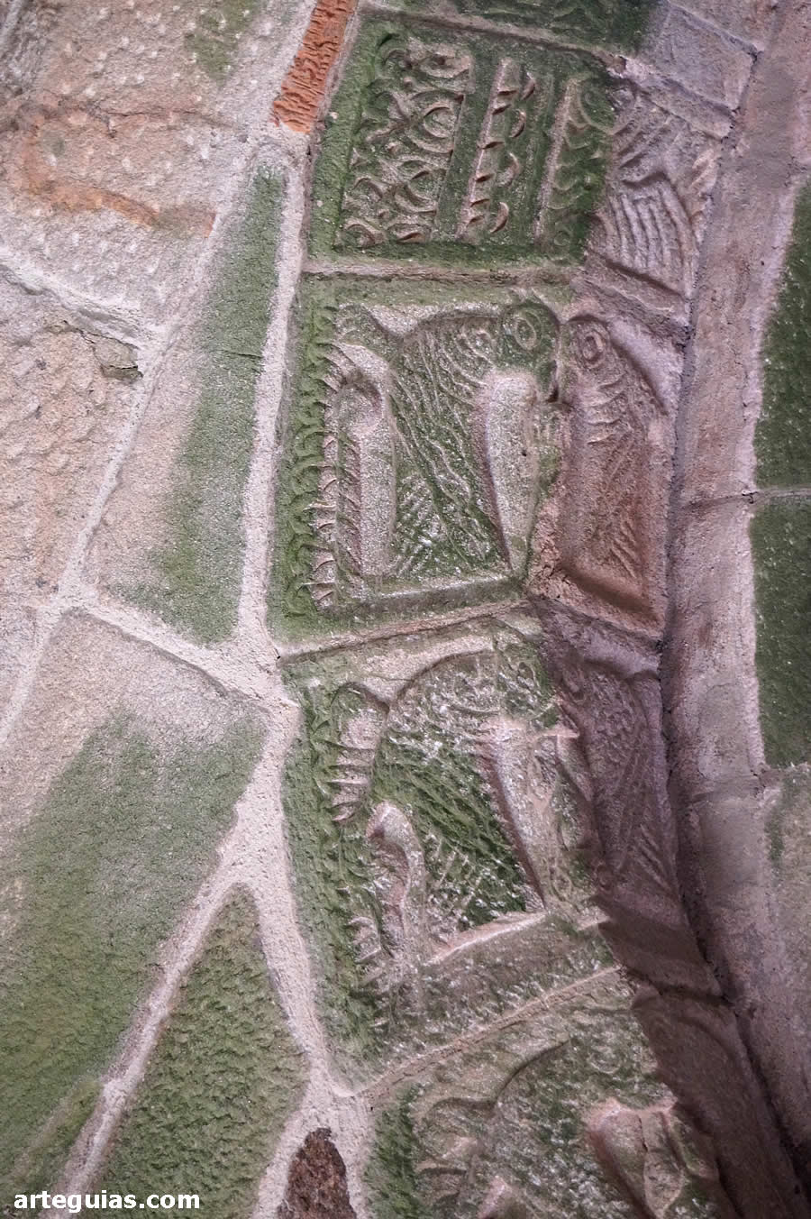 Relieve de uno de los arcos formeros del interior