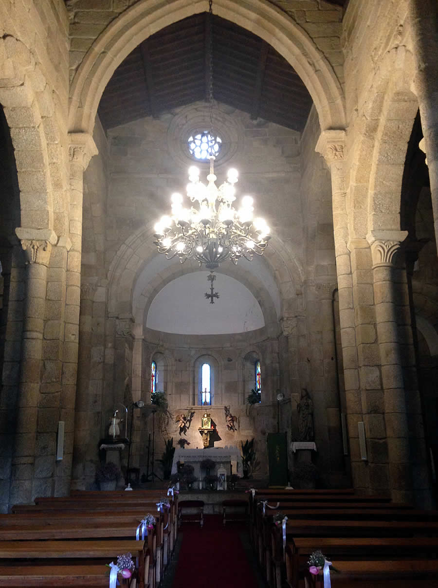 Monasterio de San Salvador de Bergondo, A Coruña: interior de la iglesia