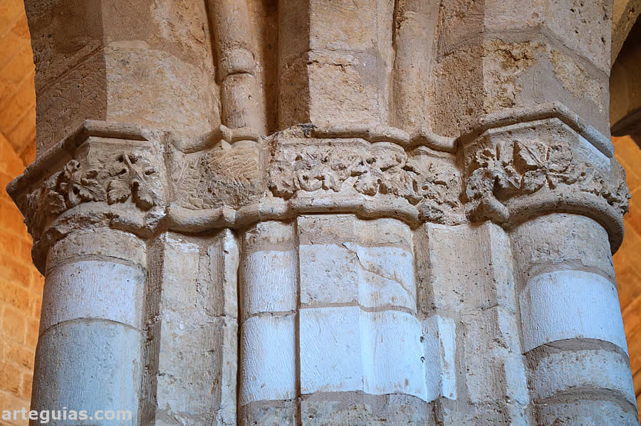Pilares con columnas góticas del siglo XV en los pies de la iglesia