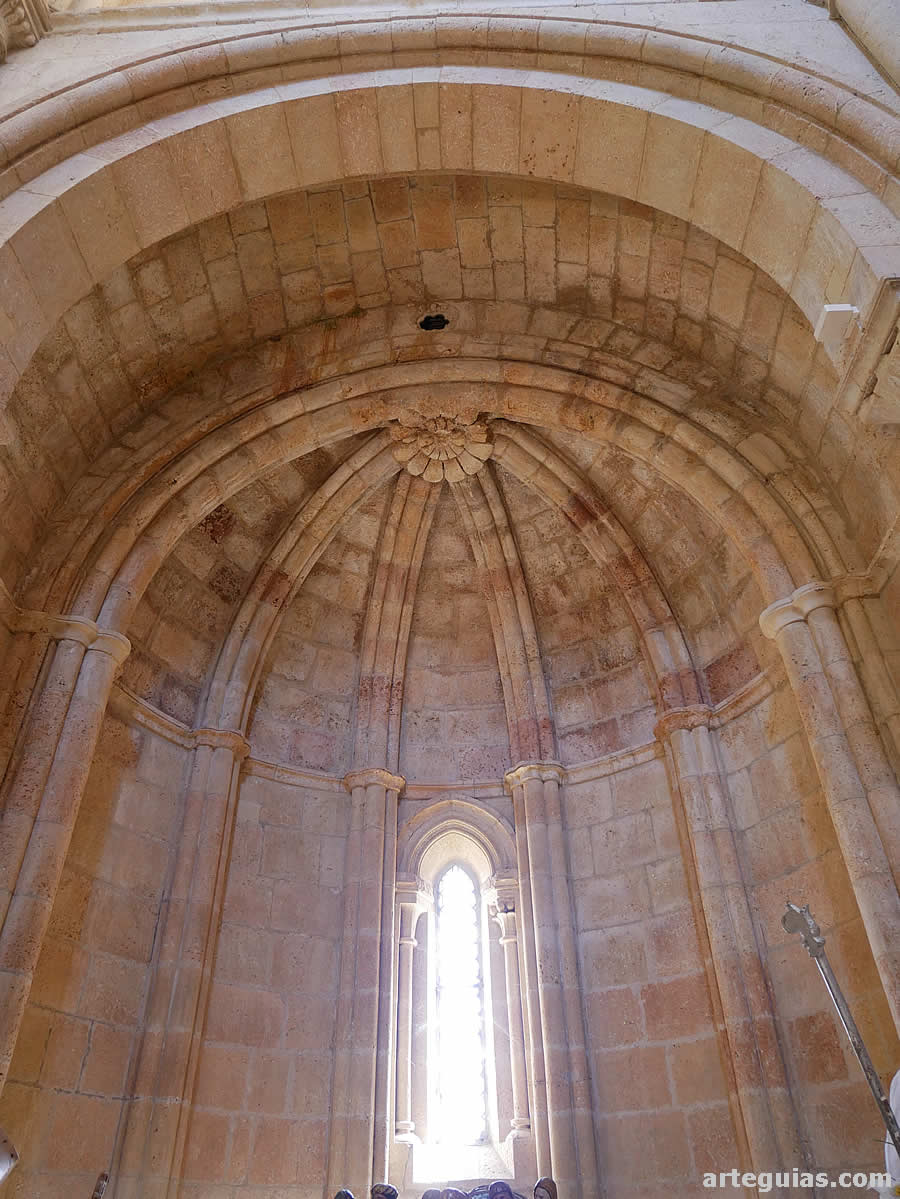 Bóveda de cuarto de esfera con nervios meridianos en uno de los ábsides