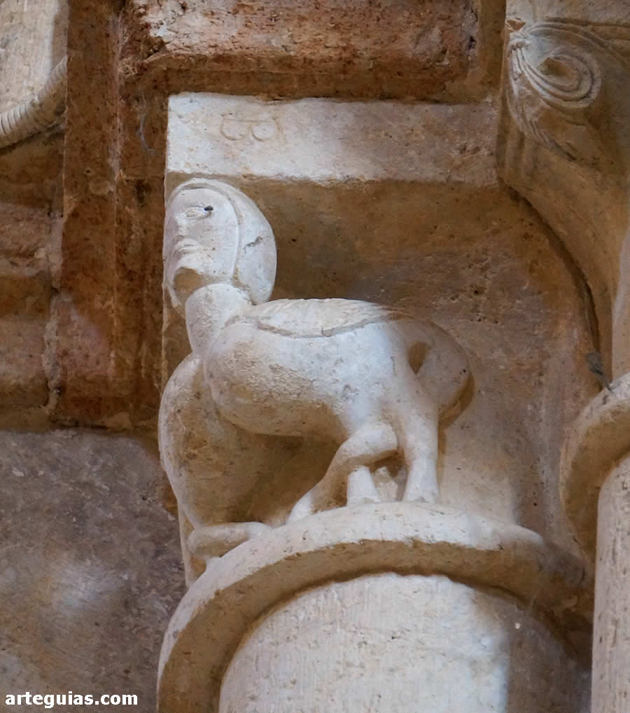 Capitel figurado con dos arpías de cabeza común en uno de los capiteles del primer periodo