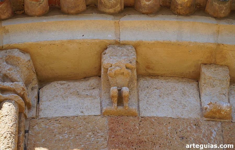 Detalle del alero de uno de los ábsides con canecillos