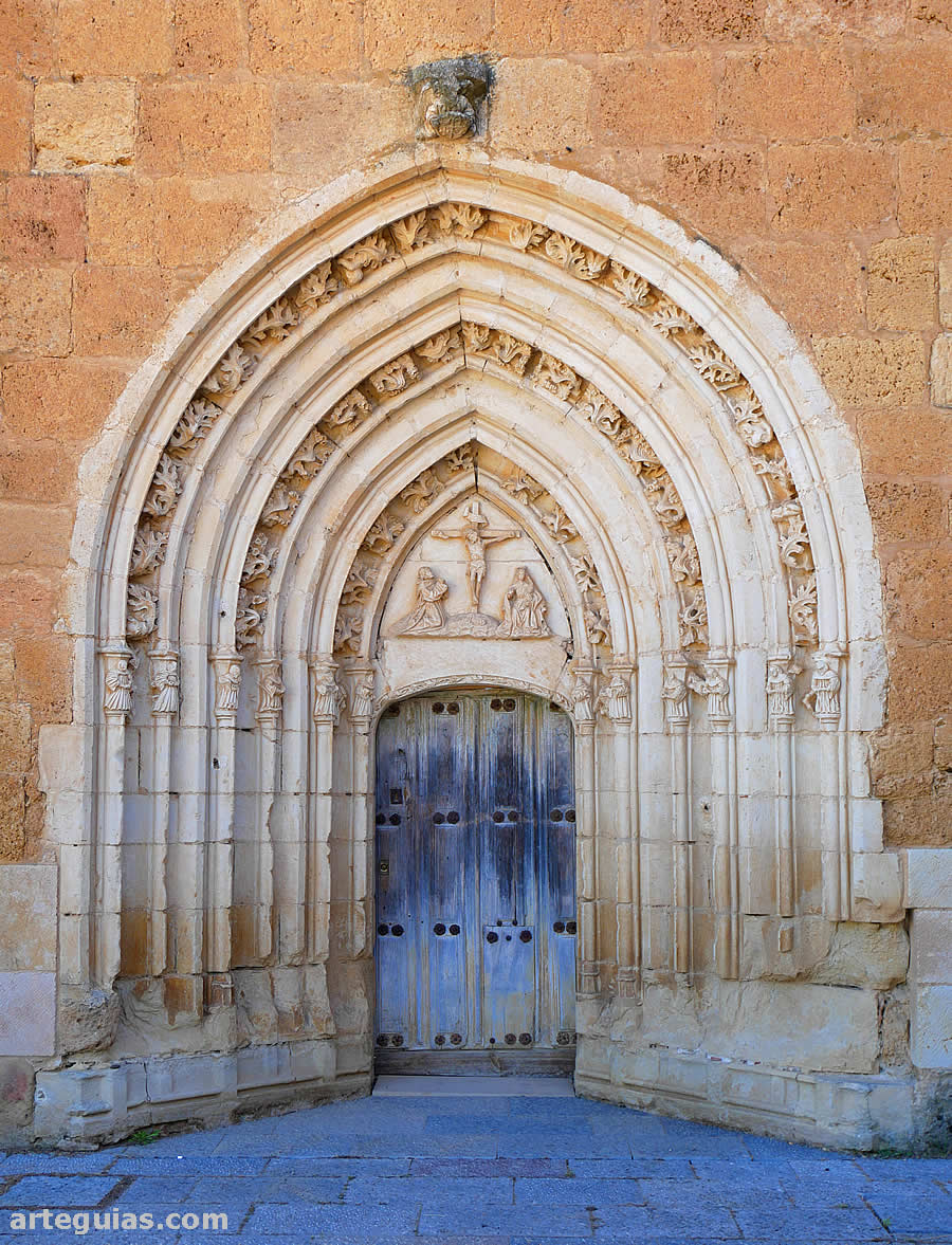 Portada gótica (siglo XV) en la fachada occidental de la iglesia