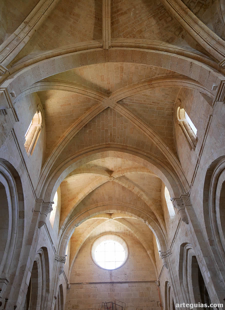 Bóvedas de crucería de la iglesia abacial