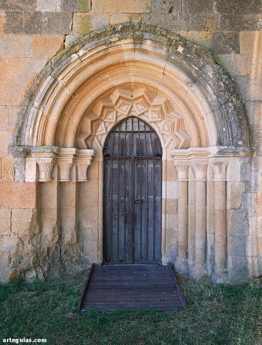 Puerta de los Muertos. Brazo norte del transepto de la iglesia abacial