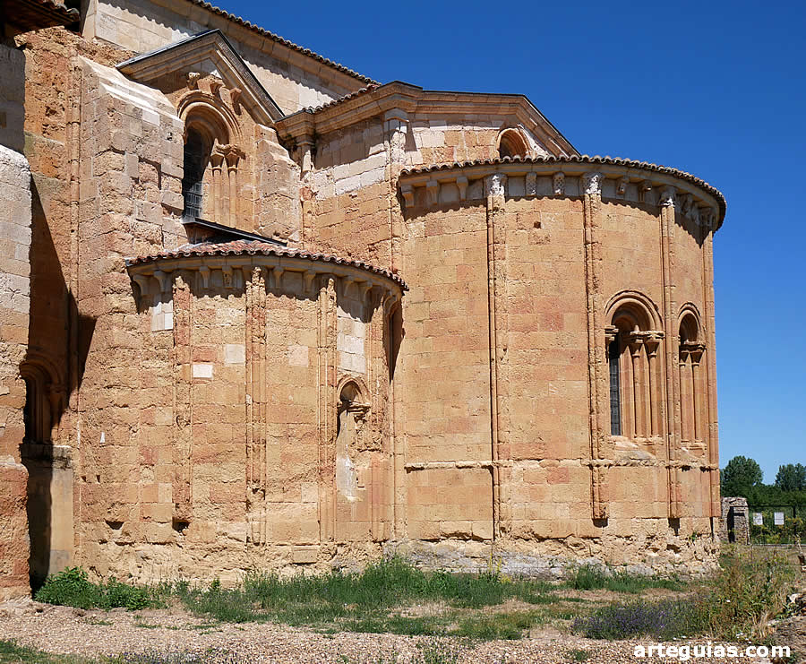 Exterior de la cabecera de la iglesia monástica de Sandoval