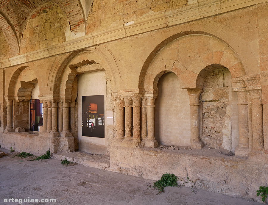 Entrada a la sala capitular. Es románica y se encuentra cegada y con bastantes deterioros