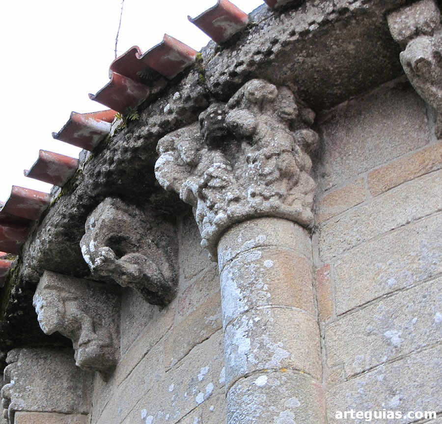 Canecillos y columna absidales