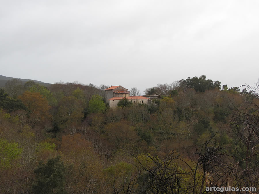 El Monasterio de Sanfins de Friestas rodeado de bosques en un lugar solitario