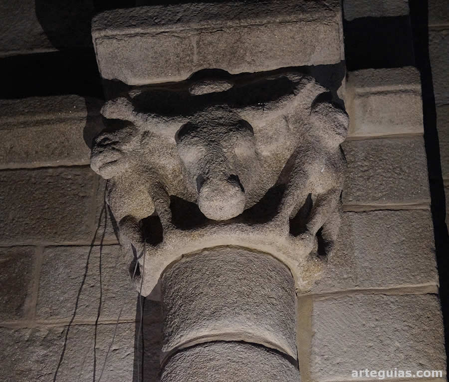 Capitel con leones y cabeza de bóvido en el arco triunfal