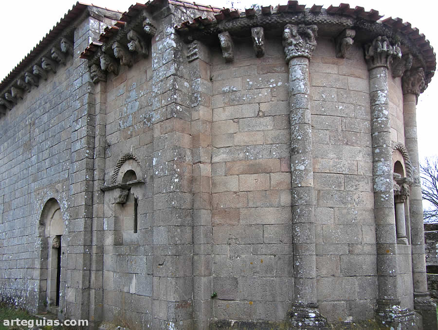 La iglesia del Monasterio de Sanfins de Friestas desde el sureste