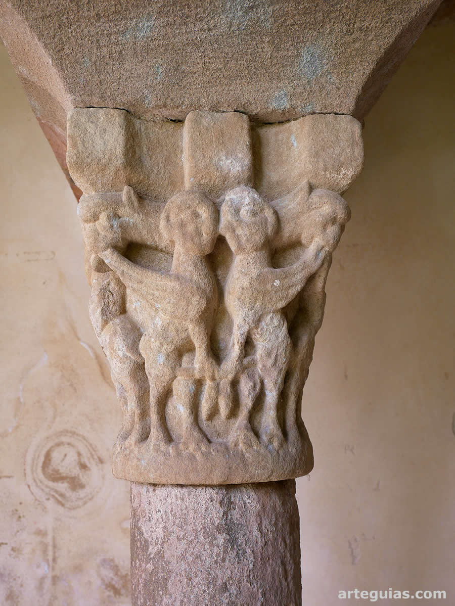 Capitel románico en el claustro