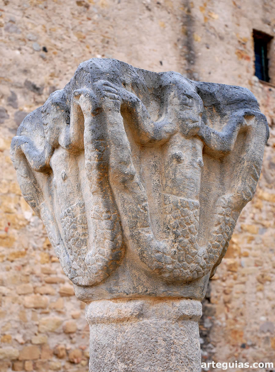 Capitel con sirenas pez