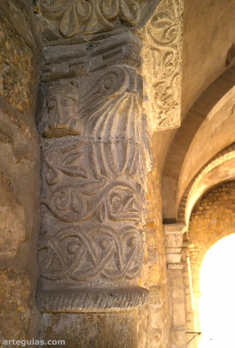 Capitel interior