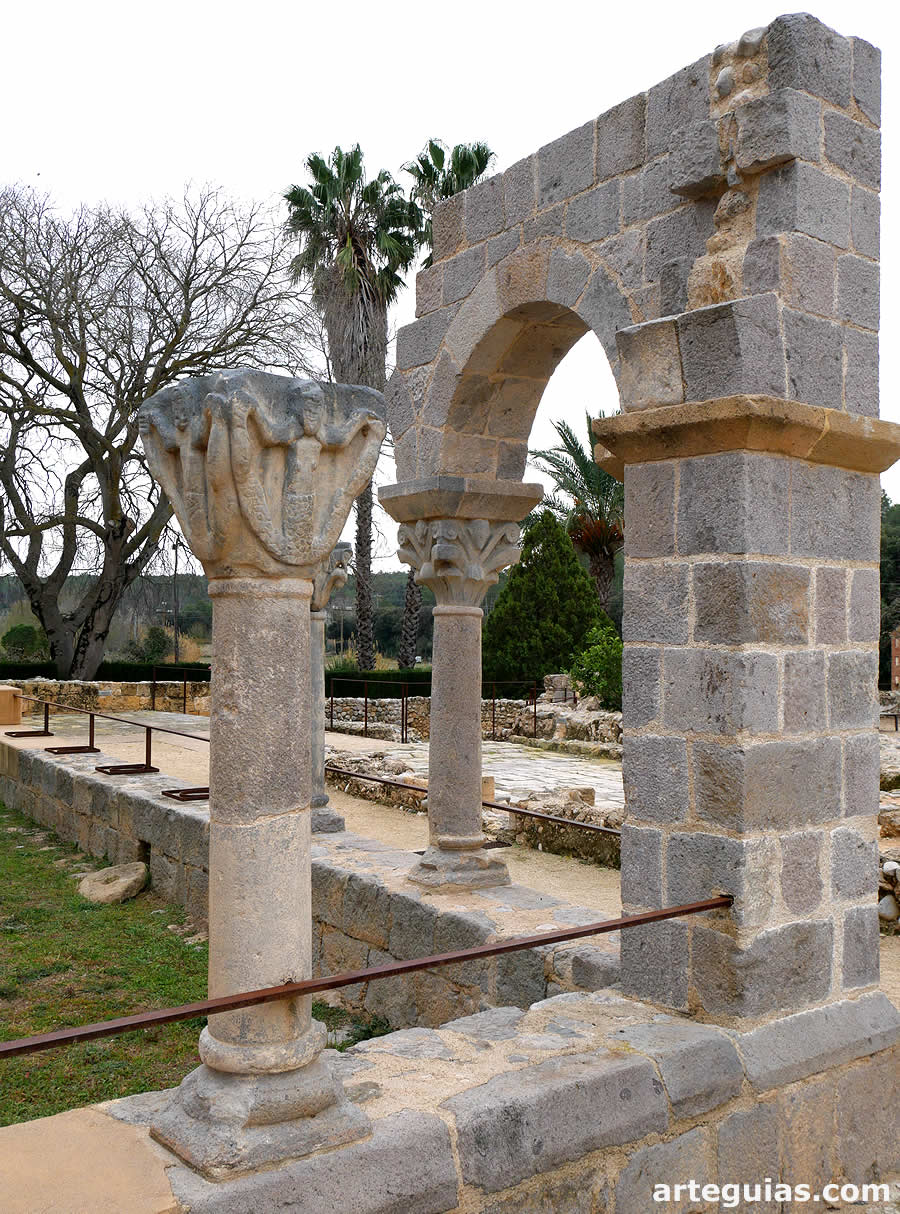 El claustro parcialmente recuperado. Monasterio de Sant Miquel de Fluvi&agrave;, Girona