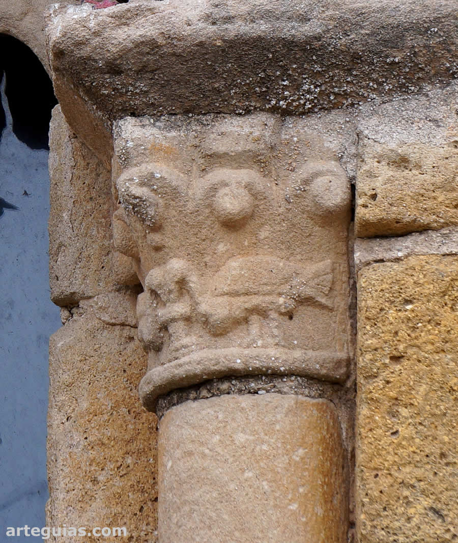 Capitel con aves bebiendo de un c&aacute;liz