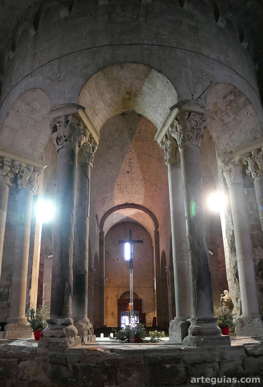 La iglesia de Sant Pere de Besalú desde el centro de la girola