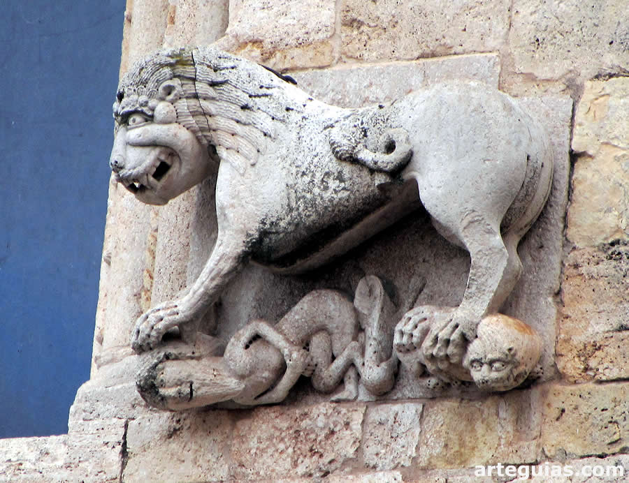 Relieve junto a la ventana del hastial. Monasterio de Sant Pere de Besalú