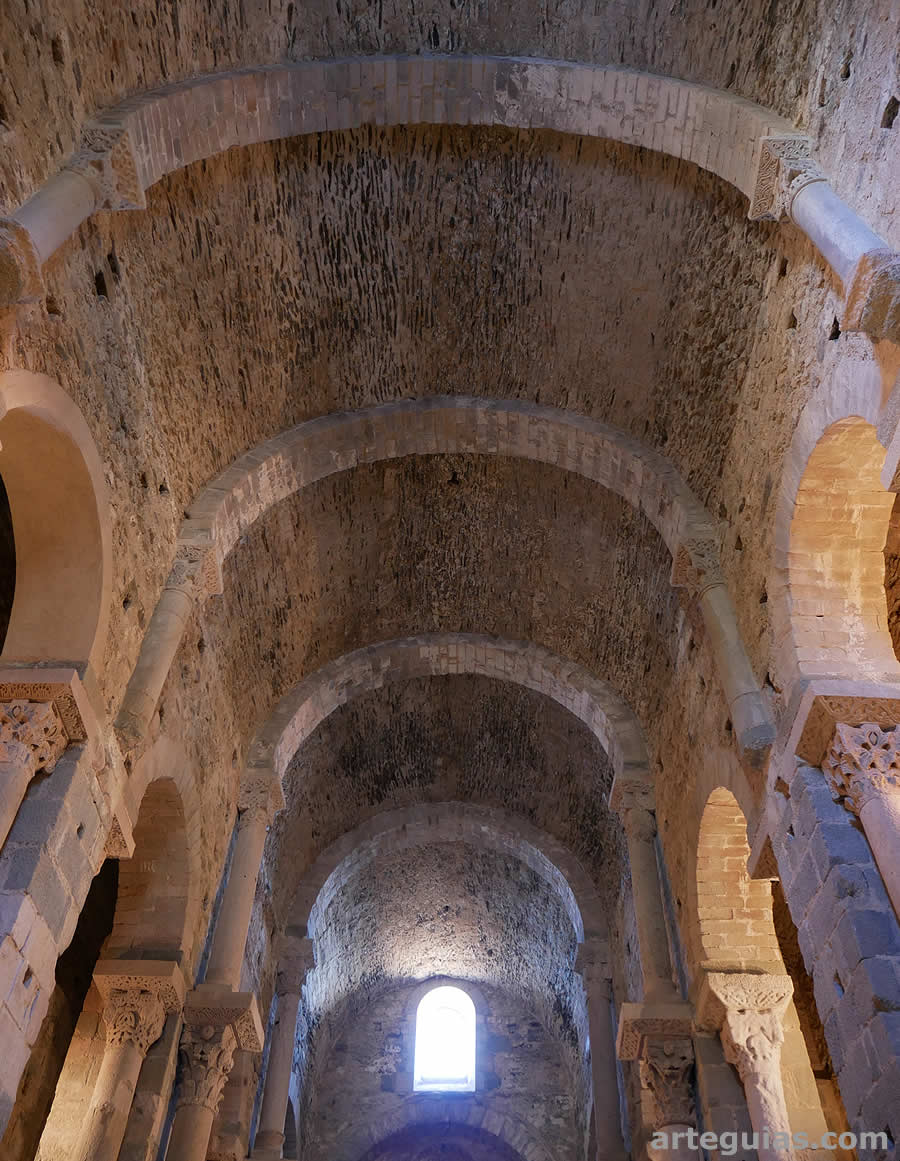 Bóveda de la nave central de la iglesia
