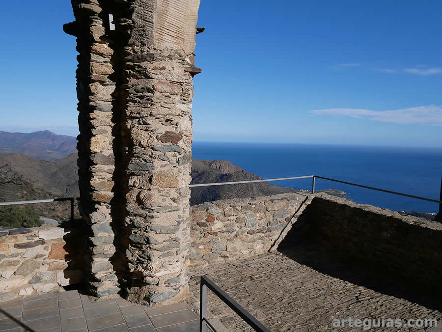 Vistas del Mar Mediterráneo desde el monasterio