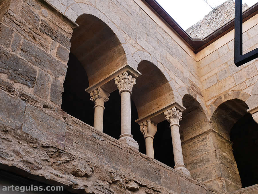 Detalle del claustro supeior románico