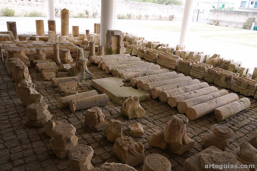 Piezas del claustro en el centro de interpretación