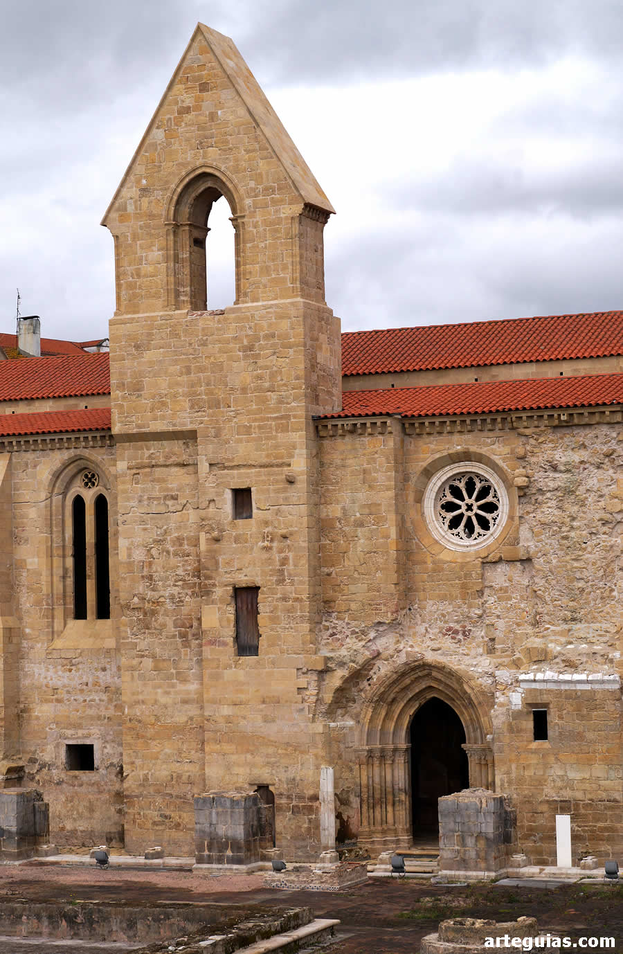 Fachada meridional de la iglesia del monasterio