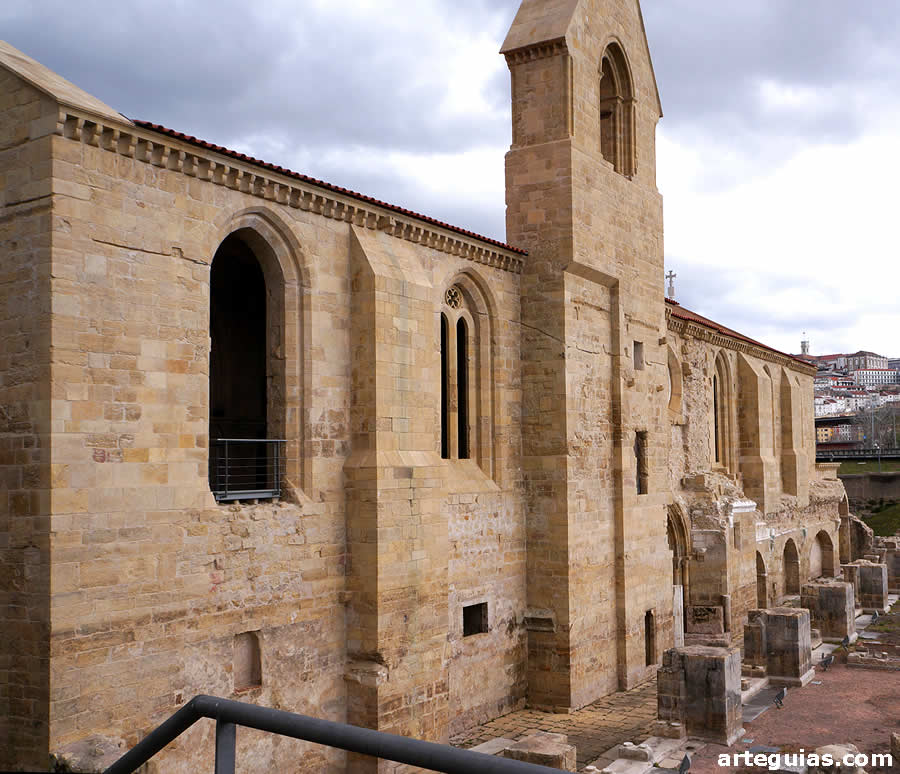 Fachada meridional con su gran espadaña