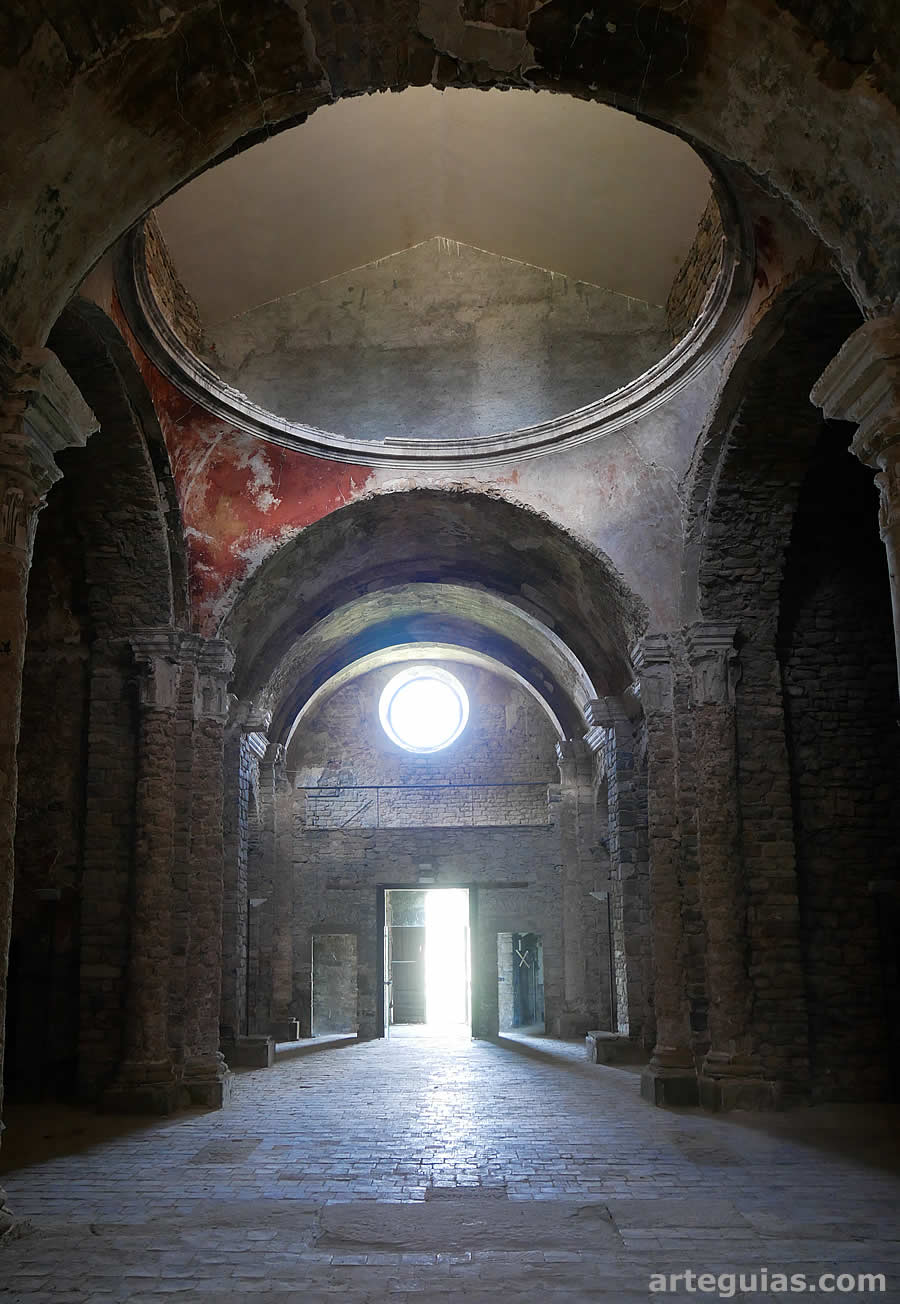 Interior de la iglesia del antiguo Monasterio de Santa María de Lillet