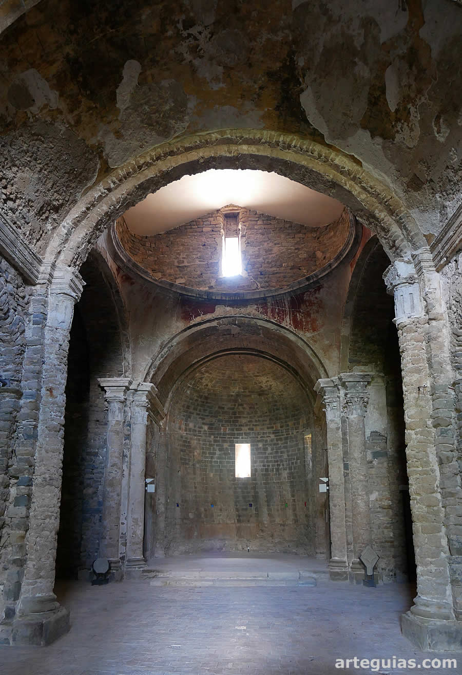 Monasterio de Santa María de Lillet: interior de la iglesia con nave, cúpula y ábside
