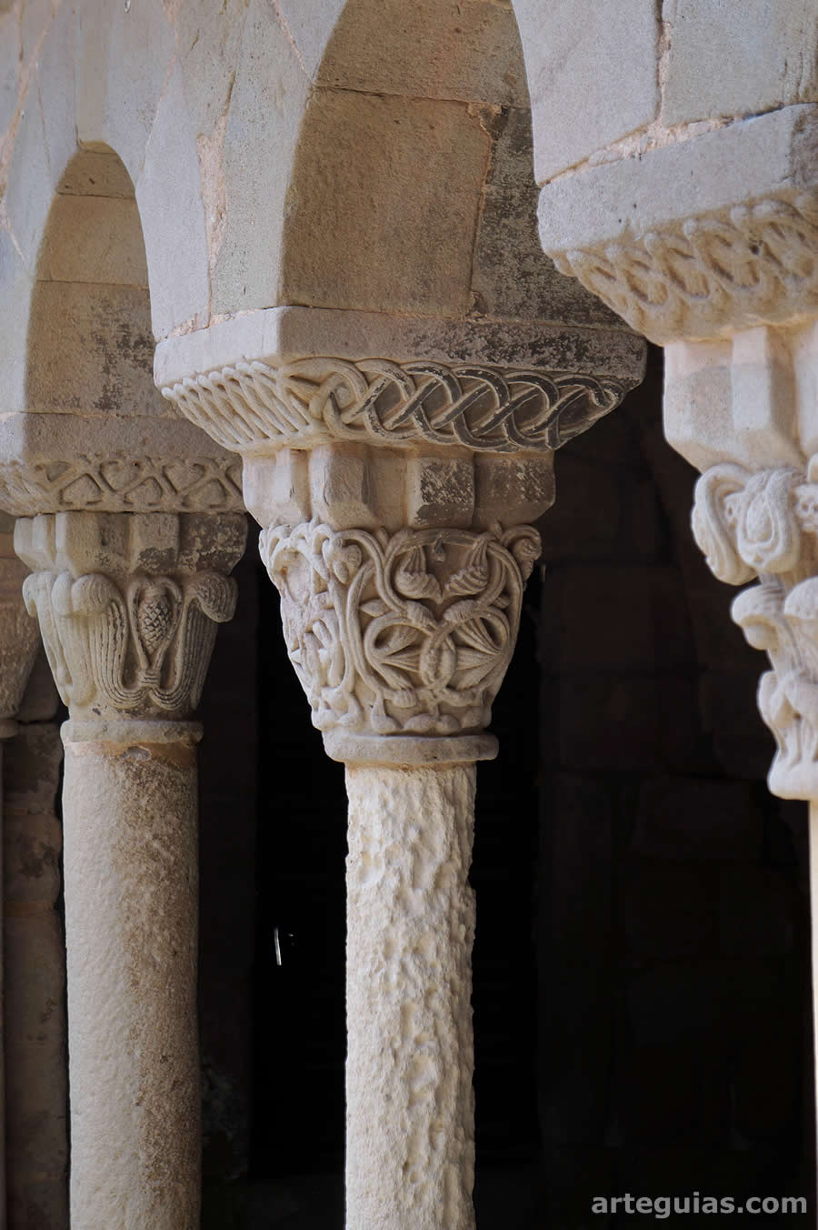Columnas del claustro de can&oacute;nigos de Santa Mar&iacute;a de Llu&ccedil;&agrave;