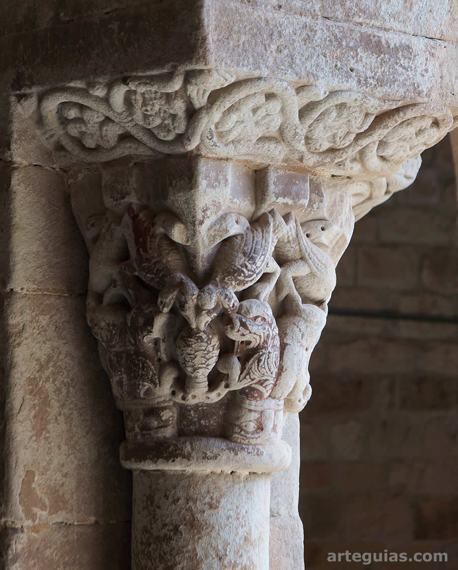 Capitel zoomorfo con decoraci&oacute;n vegetal en el cimacio