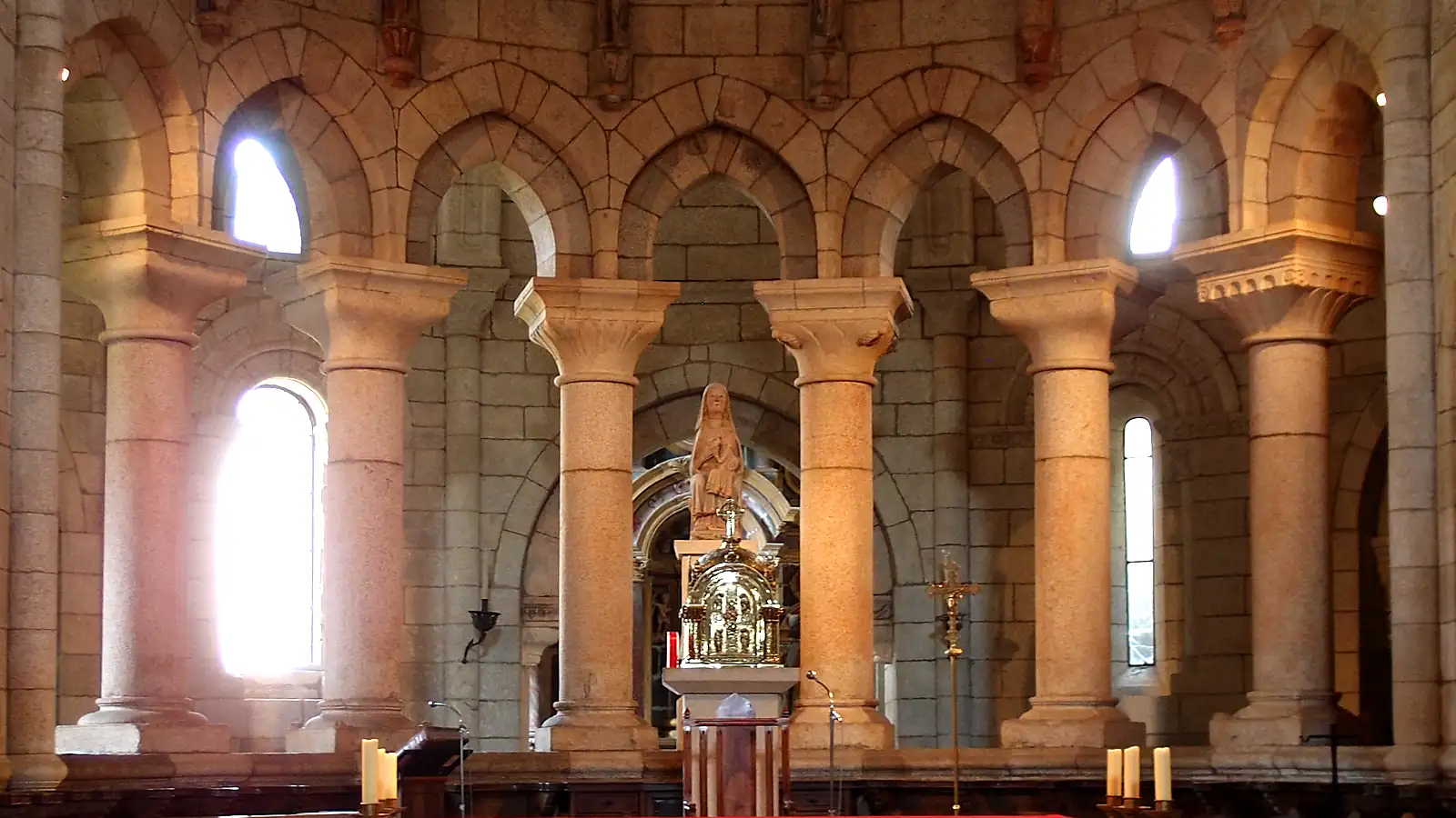 Columnas de la capilla mayor del Monasterio de Santa María de Oseira