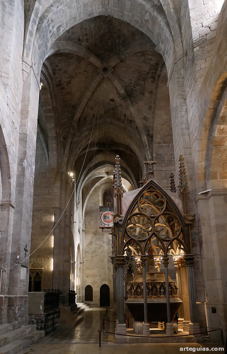 Crucero de la iglesia con el sarcófago del rey Pedro el Grande