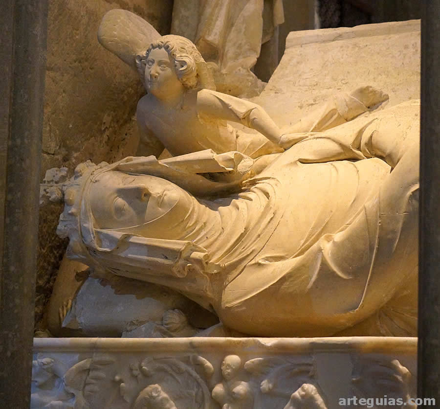 Estatua yacente de la reina Blanca de Anjou