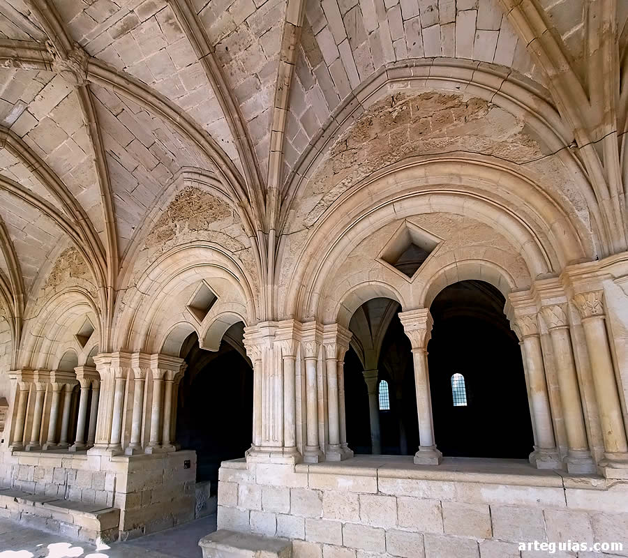 Esplendorosa comunicación entre el claustro y la sala capitular
