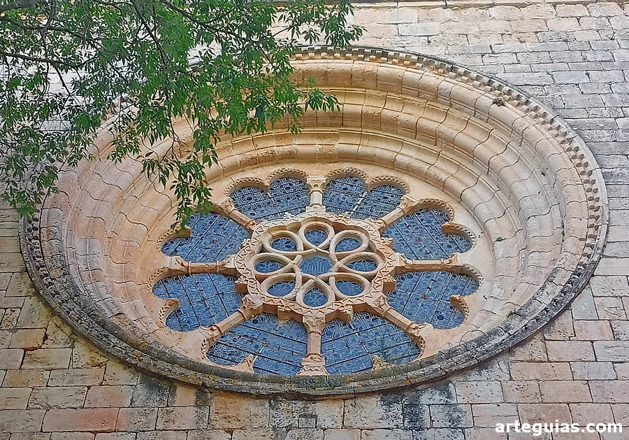 Magnífico rosetón en el ábside principal de la iglesia del monasterio de Saintes Creus