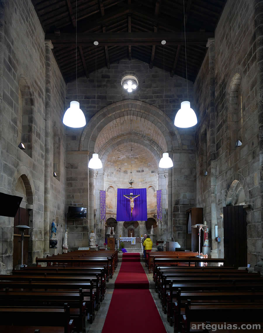 Interior de la nave y del ábside de la iglesia