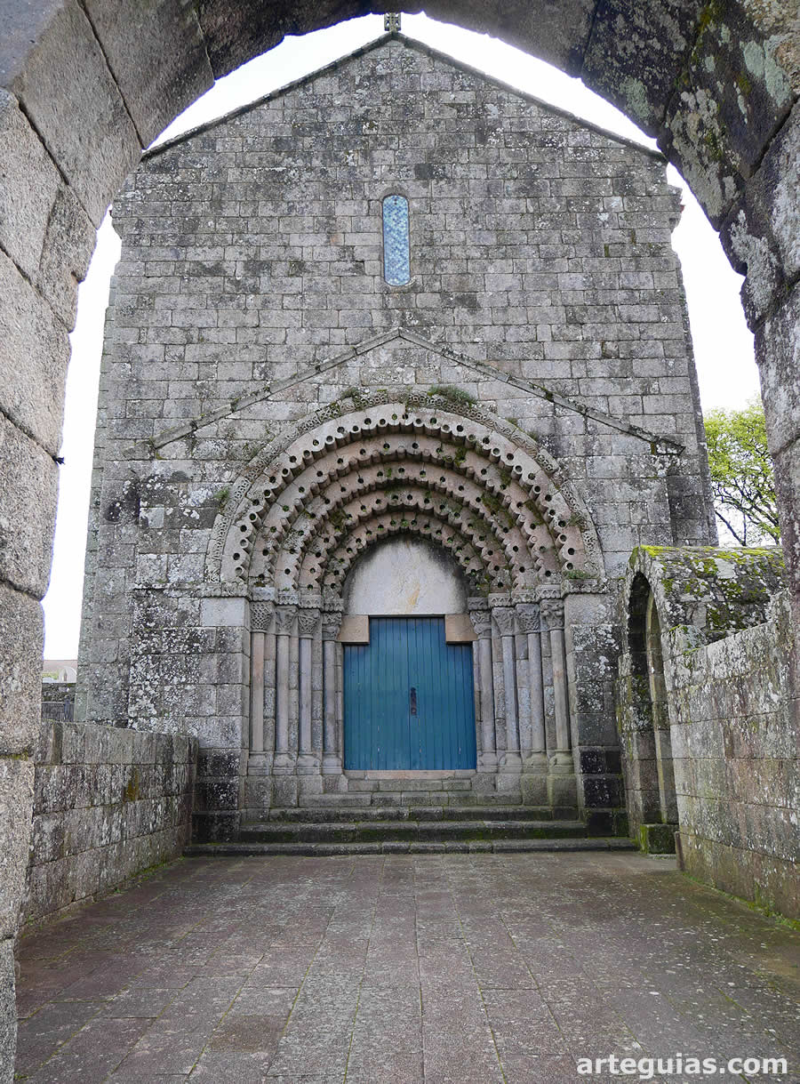 Nártex y fachada de la iglesia de Ferreira