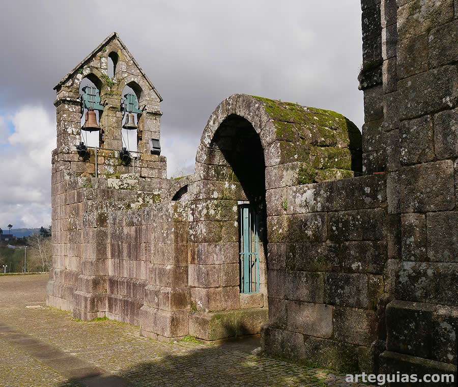 Muros del antiguo nártex y la espadaña