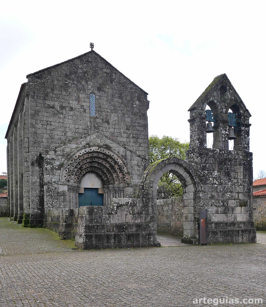 La iglesia del Monasterio de São Pedro de Ferreira desde el oeste