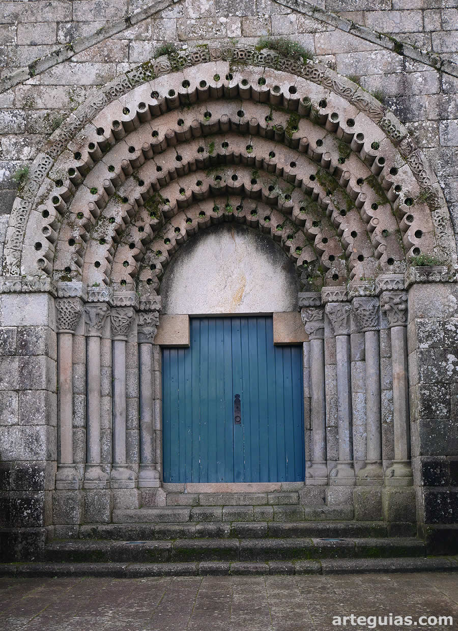 Puerta oeste de la iglesia del Monasterio de São Pedro de Ferreira