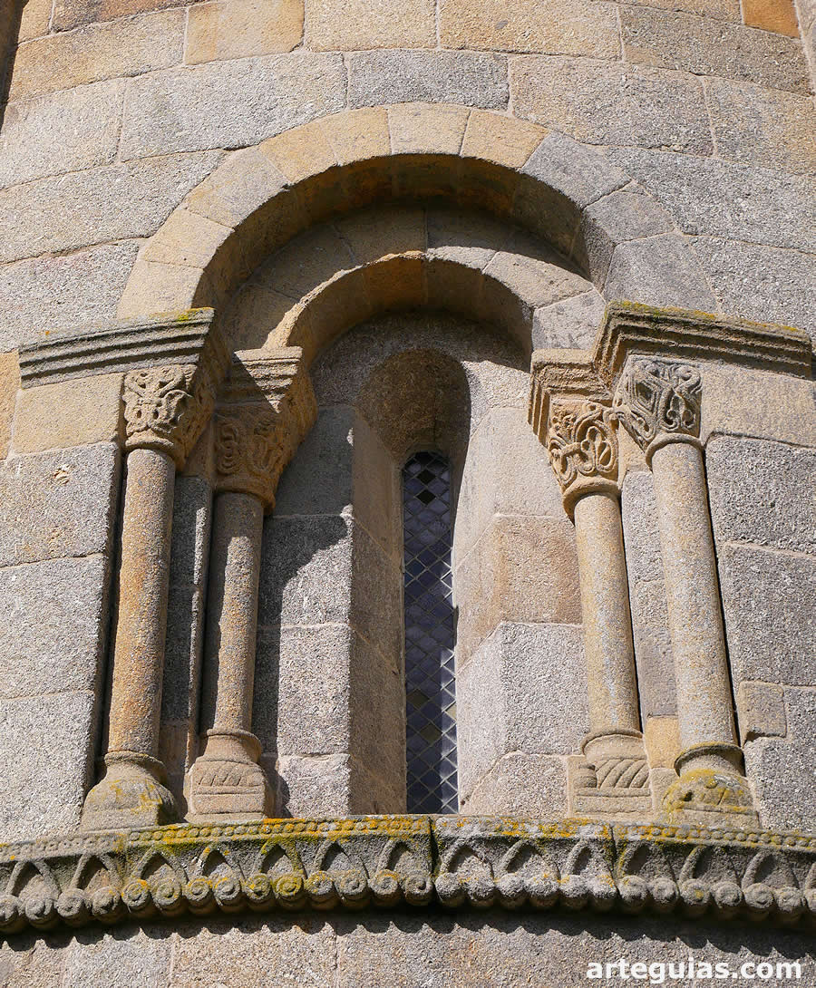 Ventanal central del ábside