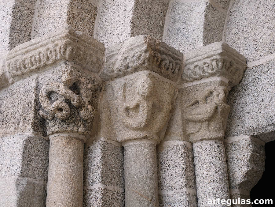 Monasterio de Travanca: capiteles de la puerta lateral